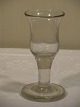 1800-tals 
klokkeformet 
snapseglas
Holmegaard
Højde 10,2cm.