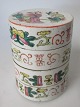 Kinesisk antik 
porcel&aelig;ns 
fire lags 
madcontainer, 
19. &aring;rh. 
Famille rose. 
Dekoreret ...