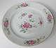 Kinesisk 
famille rose 
tallerken, o. 
1780 - 1800. 
Polykrom 
dekoration med 
blomster. 
Usigneret. ...