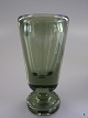 Vase Kosta Boda 
Flaskegrøn H: 
20 cm. D: 9,5 
cm.