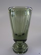 Vase Kosta Boda 
Flaskegrøn H: 
20 cm. D: 9,5 
cm.