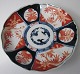 Japansk Imari 
tallerken, 19. 
&aring;rh. Med 
b&oslash;lget 
kant og 
polykrom 
dekoration med 
...