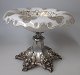Opsats i 
s&oslash;lv med 
krystal 
sk&aring;l, o. 
1880. Tyskland. 
Seks kantet fod 
med 
dekorationer 
...
