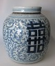 Kinesisk 
l&aring;gbojan, 
18. &aring;rh. 
Bl&aring; 
dekoreret 
porcel&aelig;n. 
Dekoration i 
form af ...