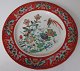 Famille rose 
tallerken i 
porcel&aelig;n, 
Kina, 19. 
&aring;rh. 
R&oslash;d 
kantdekoration 
med ...