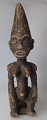 Yoruba træfigur 
af siddende 
kvinde, o. 
1930. Nigeria, 
Afrika. H.: 31 
cm. 
Proveniens: 
Belgien.