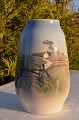 Vase med 
bondegårds 
motiv, Kongelig 
porcelænsvase. 
Royal 
Copenhagen 
blomstervase 
nr. 2776-1224. 
...