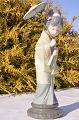 LLADRO Spanien. 
Spansk Kongelig 
porcelæn, 
Kvinde med  
paraply, højde 
30 cm. Fin hel 
stand.