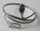 Arm ring i 
sterling sølv, 
20. årh. 
Dekoration i 
form af en 
slange. 
Stemplet: 925. 
Dia.: 7,8 cm.
