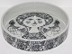 Nymølle 
keramik, Bjørn 
Wiinblad, rund 
skål med dame 
og to fugle.
Dekorationsnummer 
...