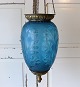 Smuk petroliums 
blå ampel med 
ætset 
dekoration.
Højde på selve 
glasset 38cm.
Total højde 
65cm.