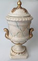 Vaseformet 
prydvase med 
l&aring;g, 
fajance, 
marmormeret med 
forgyldninger, 
19. &aring;rh. 
...