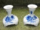 Par lysestager 
i Blå Blomst 
Svejfet 
porcelæn fra 
Royal 
Copenhagen. 
Fremstår i 
perfekt stand. 
1. ...