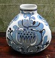 Stor vase i 
Tenera fajance 
fra Royal 
Copenhagen. 
Designet af 
Kari 
Christensen. 
Fremstår i ...