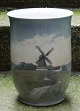 Vase i bemalet 
porcelæn fra 
Bing & 
Grøndahl. 
Dekoreret med 
landskabsmotiv 
med mølle, 
marker og ...