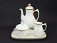 Aakjær, Bing & 
Grøndahl, creme 
med guldkant.
Kaffekande. 
Dek.nr. 91 A. 
Højde 24 cm. 
Pris: 175 ...