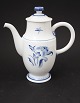 Bing & 
Grøndahl, Blå 
Nellike, 
Jubilæumsstellet.
 Produceret i 
1915-1948.
Kaffekande. 
Højde 26 ...