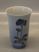 Lyngby 71-1-33 
Lyngby Vase 
12,5 cm blå 
blomst  
Stemplet med 
Kongelig Krone, 
Handpainted, 
...