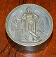 Tung "brik" i 
bronze med 
Bertel 
Thorvaldsen 
motiv af 
"Byggekunstens 
Genius". 
Formodes ...