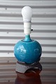 Bordlampe (nr. 
6265) i keramik 
af Michael 
Andersen. 
Enkelt ridse på 
fatningen. Pæn 
stand.
H. 25 ...