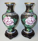 Par Cloissonnè 
vaser, Kina, 
20. årh. H: 21 
cm. Sort font 
med 
dekorationer i 
form af 
blomster og ...