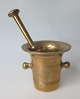 Antik Danish 
brass mortar 
and pestle. No. 
5. Height 
mortar: 9.5 cm. 
Length pestle: 
18 cm.