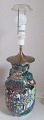 Kinesisk 
bordlampe af 
porcelæn, 20. 
årh. Polykrom 
dekoration med 
palads scener 
og talrige ...