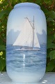 Marinevase fra 
Royal 
Copenhagen. 
Flot vase, 
bemalet hele 
vejen rundt. 
Vase nr. 
1484-107. højde 
...