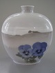 RC. 798/134 
Vase med 
Stedmoder 2. 
sort. H: 17 cm.