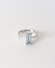 Smuk vintage 
ring i 18 kt 
hvidguld med 
smaragd sleben 
akvamarin.
Størrelse 57
Stemplet 750