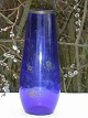 Stor gammel 
vase af blåt 
glas. Højde 25 
cm. Fin stand.