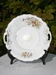 Bing & Grøndahl 
porcelæn. B&G 
håndmalet 
kagefad. 
Diameter 25 cm. 
Fin hel stand. 
19 årh.