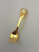 Georg Jensen 
Årsgaffel 1987 
i forgyldt 
Sterling Sølv 
med emalje. 
Måler 14,5 cm