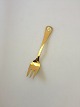 Georg Jensen 
Årskagegaffel 
1987 i forgyldt 
Sterling Sølv 
med emalje. 
Måler 13,5 cm