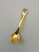 Georg Jensen 
Årsteske 1980 i 
forgyldt 
Sterling Sølv 
med emalje. 
Måler 11 cm