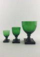 Holmegaard; 
Gorm den gamle. 
Grønt glas. Ca. 
år 1920. H. 7 
cm (350 kr.), 9 
cm (450 kr.) 
samt 13 ...