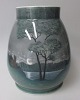 Vase, 
porcel&aelig;n, 
Oeslau, 
Tyskland, W. 
Goebel efter 
1879. 
M&aring;ne 
landskab med 
borg ved ...