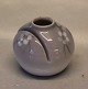 1528-1048 Kgl. 
Art Nouveau 
kortholder og 
vase med 
frugtgren og 
sommerfugl 4.5 
cm Royal ...