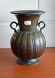 Vase i 
diskometal af 
Just Andersen. 
Signeret "Just 
nr. 1925". 
Indgraveret ...