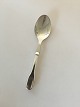 Hans Hansen 
Susanne 
Sterling Silver 
Serving Spoon 
with steel. 
Measures 18 cm 
(7 3/32")