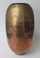 Japansk vase, 
ca. 1900. 
Messing og 
kobber. H.: 24 
cm. Med 
slagbule 
p&aring; 
korpus.&nbsp;