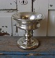 1800tals kandis 
skål i 
fattigmands 
sølv med 
dekoration.
Højde 15cm. 
Diameter 
14,5cm.