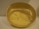 Stor geleform i 
gulglaseret 
keramik med 
løvedekoration 
fra Bornholm. 
Højde: 11 cm. 
Længde: 23,7 
...