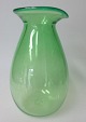 Dansk vase/ 
kande i grønt 
glas, 20. årh. 
Signeret , 
2000. H.: 17,5 
cm. 
