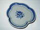Royal Copenhagen Tranquebar, Lille Bladformet KagefadDekorationsnummer 11/9251. ...