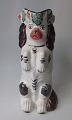 Staffordshire 
kande, 19. årh. 
England. 
Udformet som en 
hund. H.: 26 
cm. Håndbemalet 
med lustra. ...