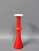 Rød glasvase 
med hvidt opal 
glas indvendig 
fra serien 
"Carnaby". 
Glasvasen er 
designet af ...