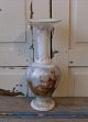 Stor opaline 
vase smukt 
dekoreret med 
Kong Neptun og 
nøgne havmænd.
Højde 38cm.