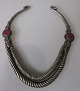 Afghansk hals ring, 20. årh. Forsølvet metal. Med dekorationer og rød sten. L.: 20 cm. B.: 17 cm. 