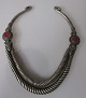 Afghansk hals 
ring, 20. 
&aring;rh. 
Fors&oslash;lvet 
metal. Med 
dekorationer og 
r&oslash;d 
sten. ...
